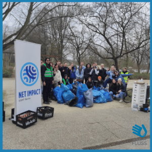 Gruppenbild mit gesammelten Müllsäcken im Treptower Park