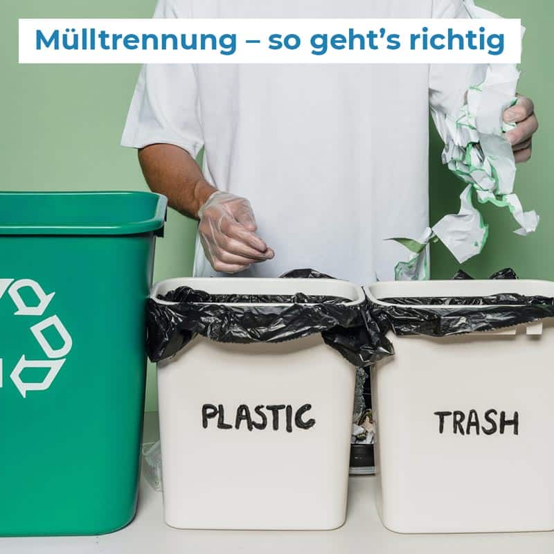 Links ist ein Mülleimer für Recycling und rechts ist ein Mülleimer für Plastikmüll., in diesen wird gerade Plastikmüll geworfen von einer Person, die man nicht sieht.