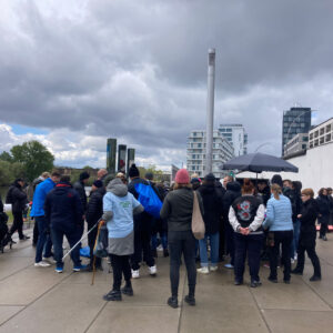 Cleanup zum Earth Day 2024 von ALLES IM FLUSS, einer Initiative von wirBERLIN an der East-Side-Gallery