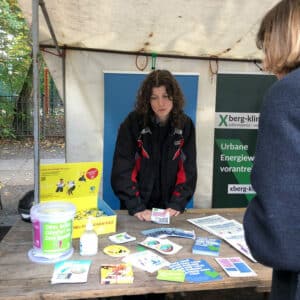 Kimamarkt Kreuzberg, Infostand und Cleanup von ALLES IM FLUSS, einer Initiative von wirBERLIN