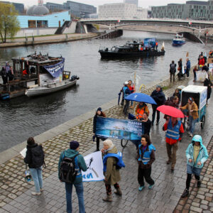 Wasserzeichen 2024 - Demo zum Weltwassertag, organisiert von ALLES IM FLUSS, einer Initiative von wirBERLIN, vom Hauptbahnhof zum Lustgarten