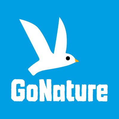 Das GoNature Logo hat einen blauen Hintergrund und in weiß steht GoNature drauf und ein Vogel ist zu sehen.