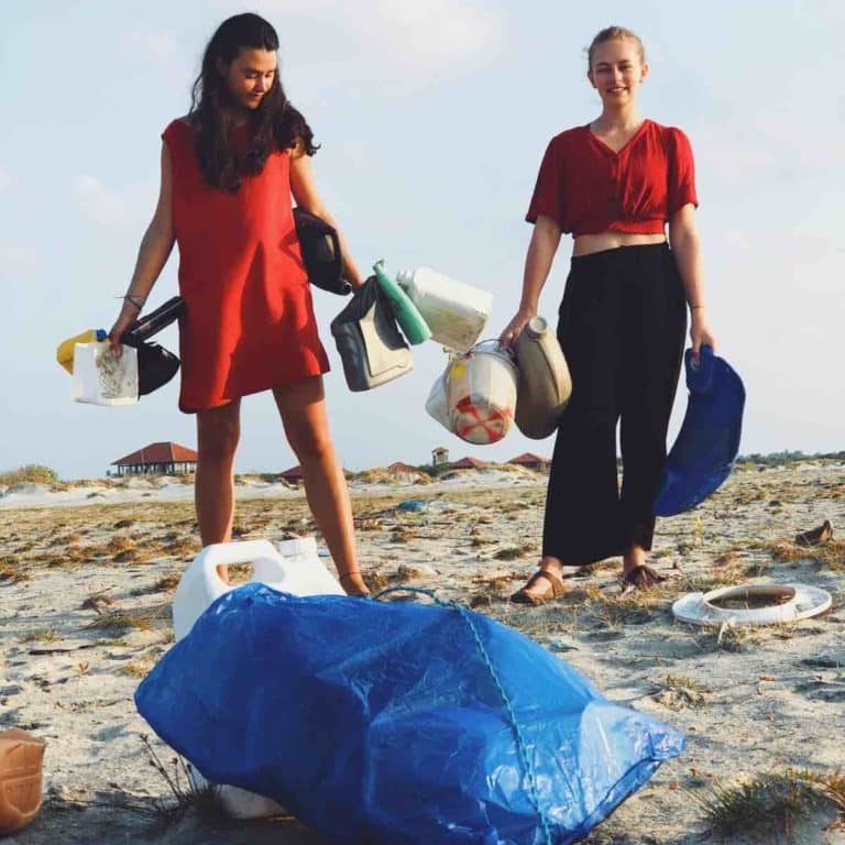 Gianna Mewes & Isabella Artadi beim Plastik sammeln am Strand