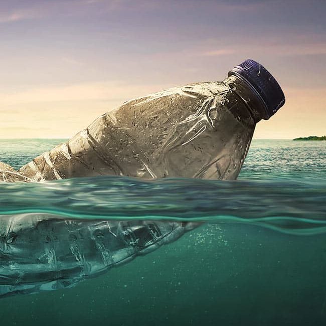 Plastikflasche im Meer